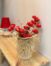 rattan vazo ve 3 adet gelincik kırmızı