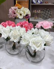 vazo ve ıslak dokulu gül beyaz